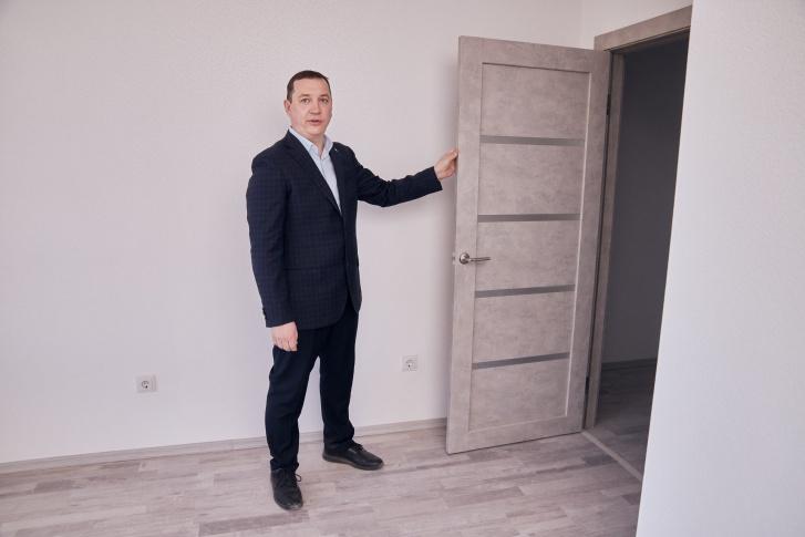 На экскурсии по новому жилому комплексу Андрей Агеенко показал, на что надо обращать внимание при выборе квартиры с отделкой
