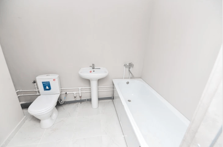 Обычно чистовая отделка подразумевает только частичный набор сантехники — ванны редко кто ставит 